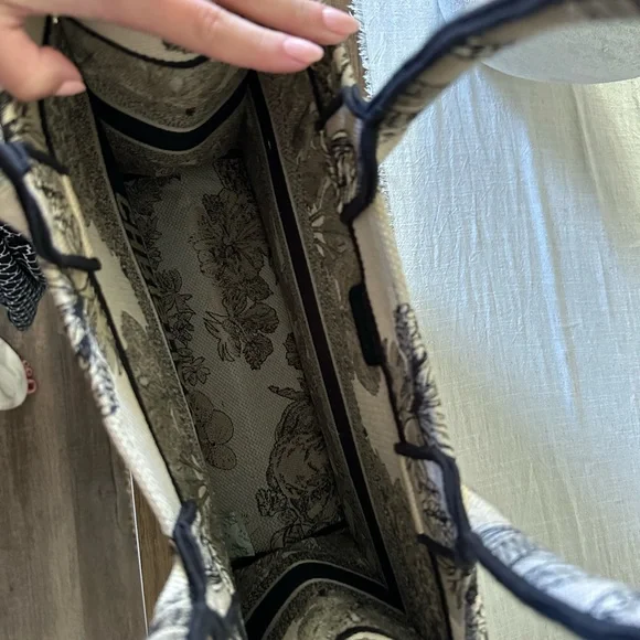 Designer Inspired Black and White Tote Bag - Picture 4 of 4